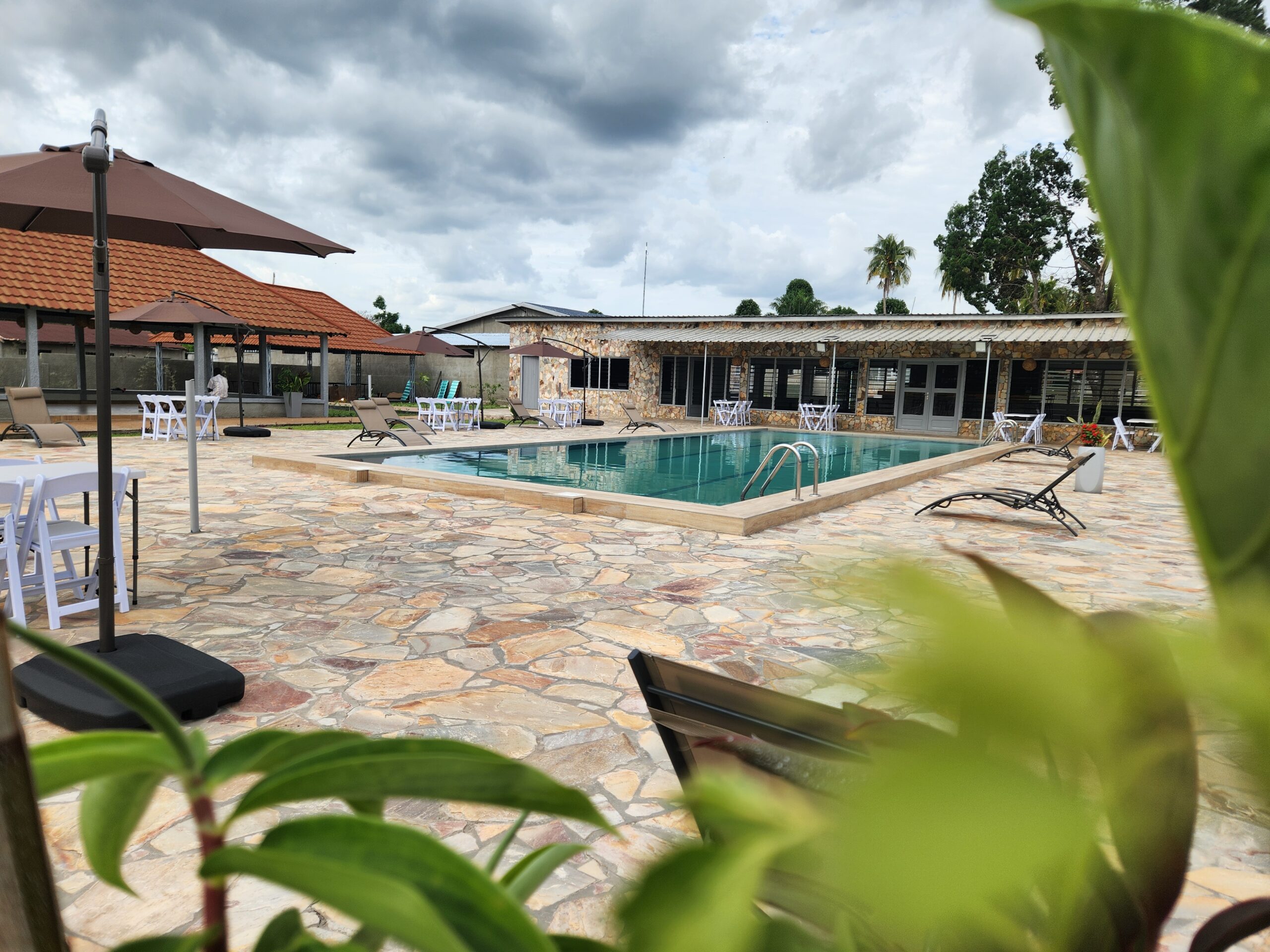 Bord de piscine du domaine