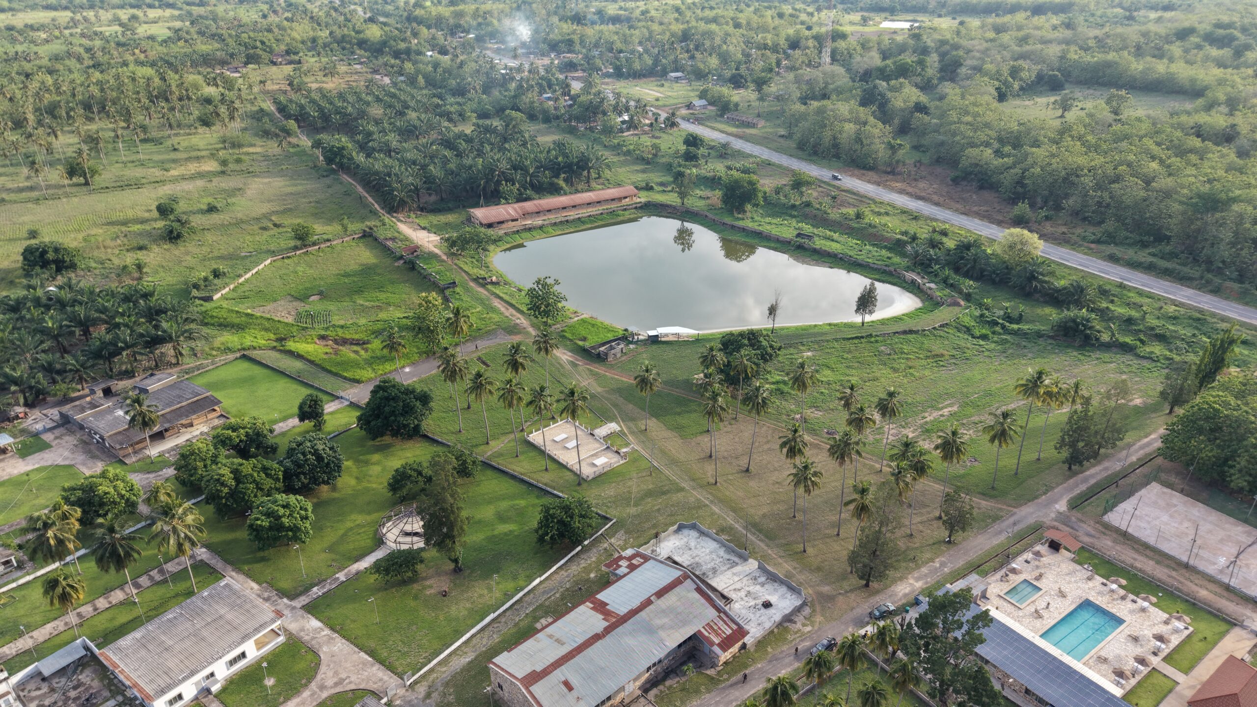 Vue aérienne du Domaine Béthania niché dans la verdure de Kpalimé